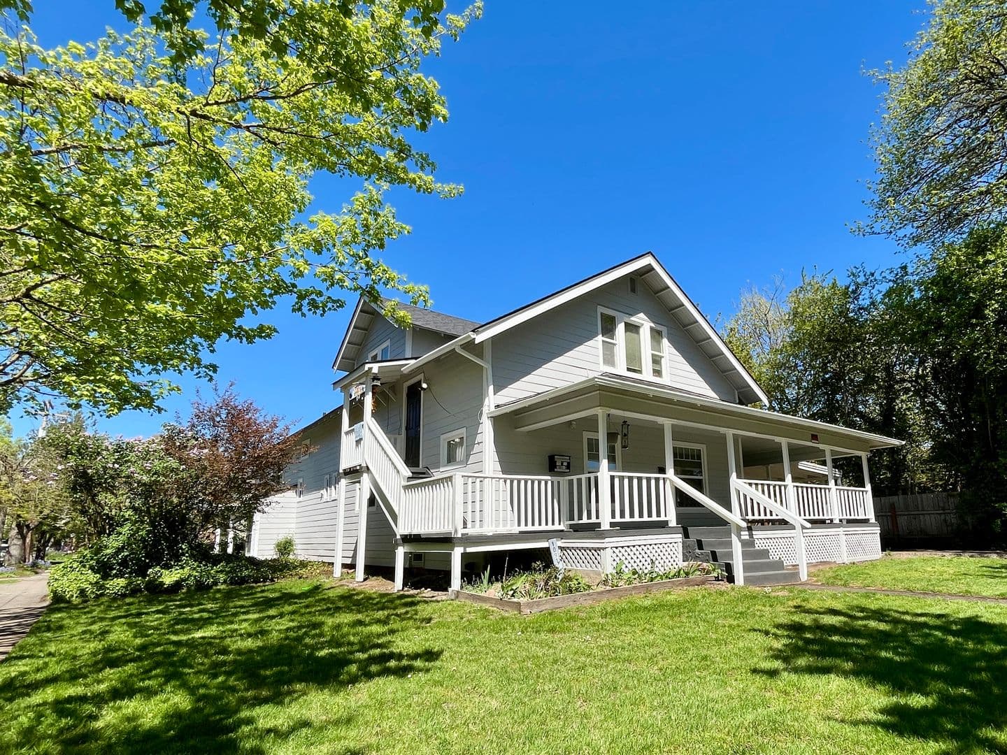 Eugene Apartment: 1091 W. 11th #01