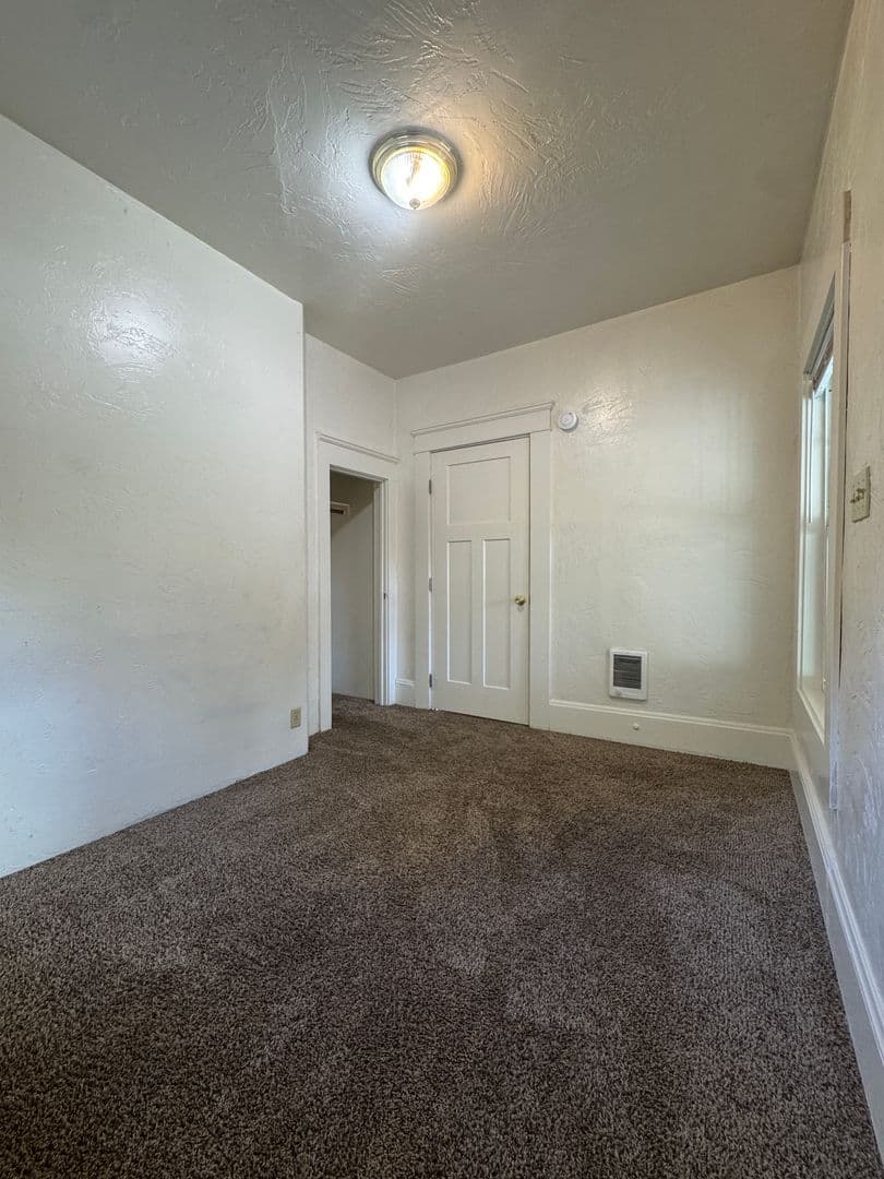 Eugene Apartment: 1091 W. 11th #01