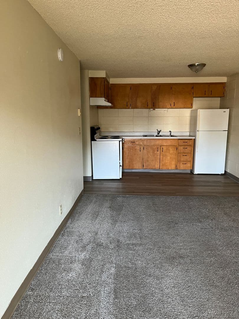 Eugene Apartment: 1668 Ferry St - 08