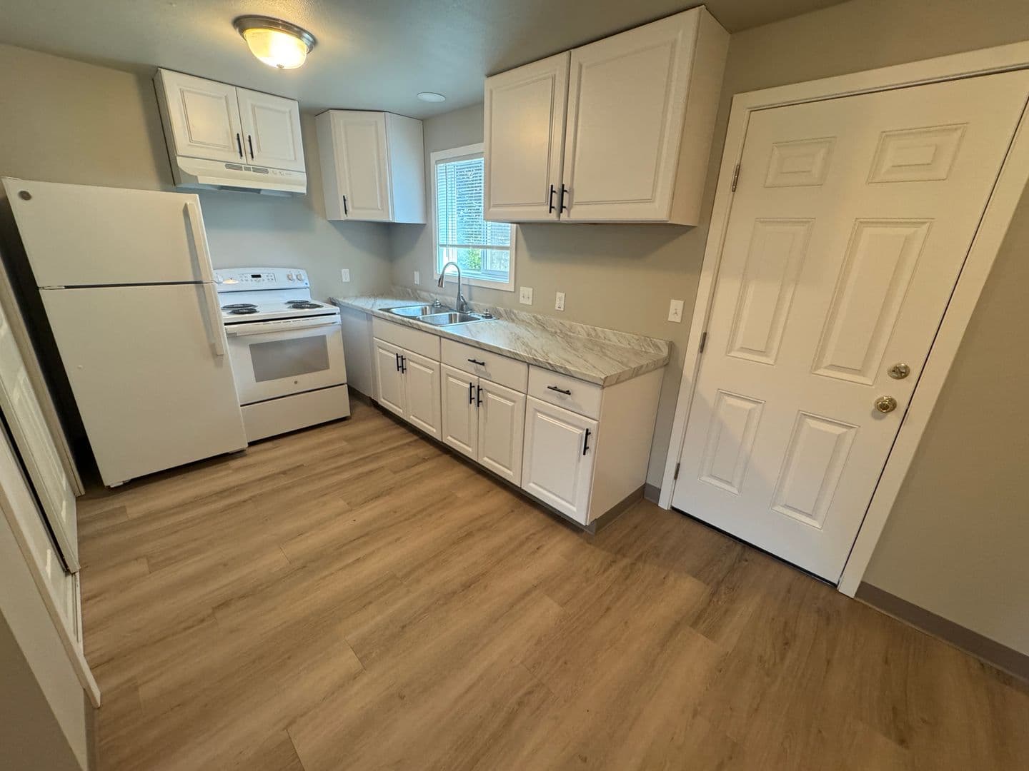 Philomath Apartment: 1716 Applegate Street, #2