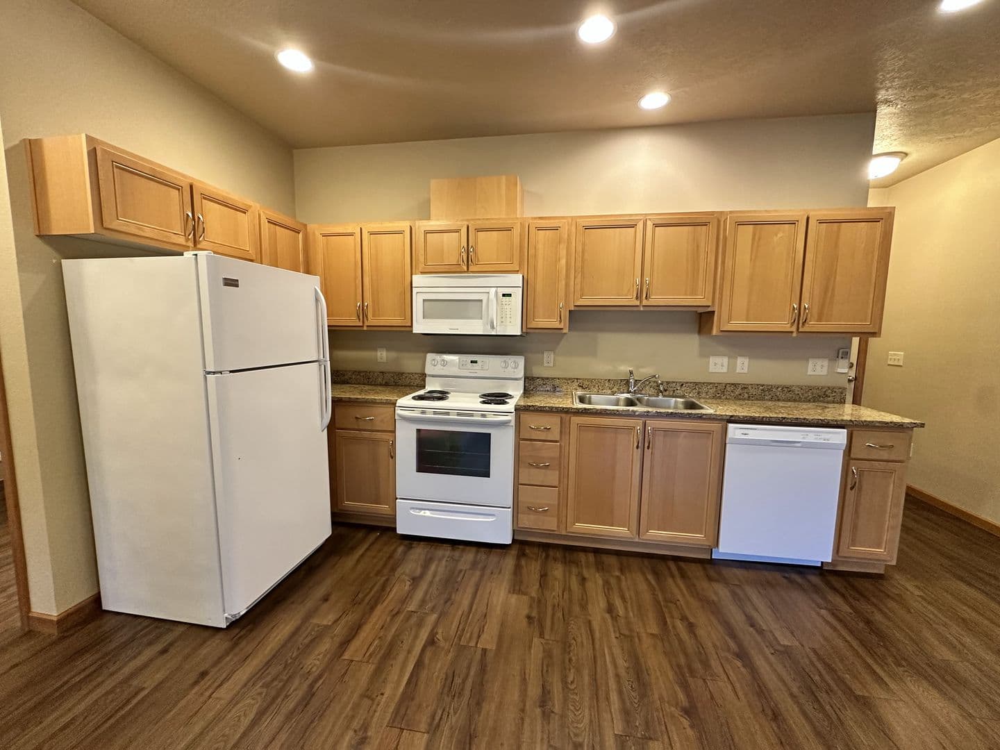 Eugene Apartment: 82 East 19th Alley