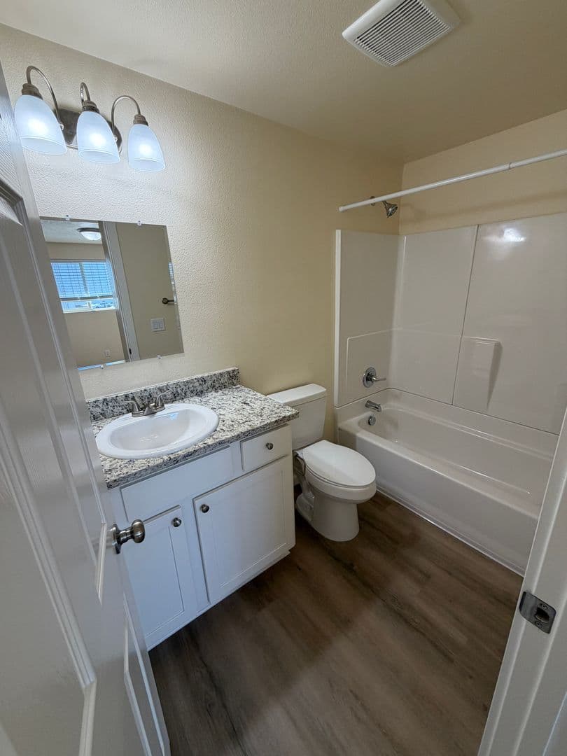 Albany Apartment: 2215 Elm St SW