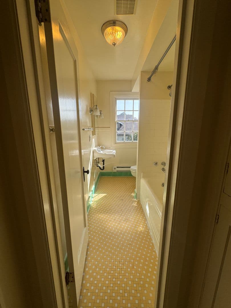 Eugene Apartment: 360 W 13th St