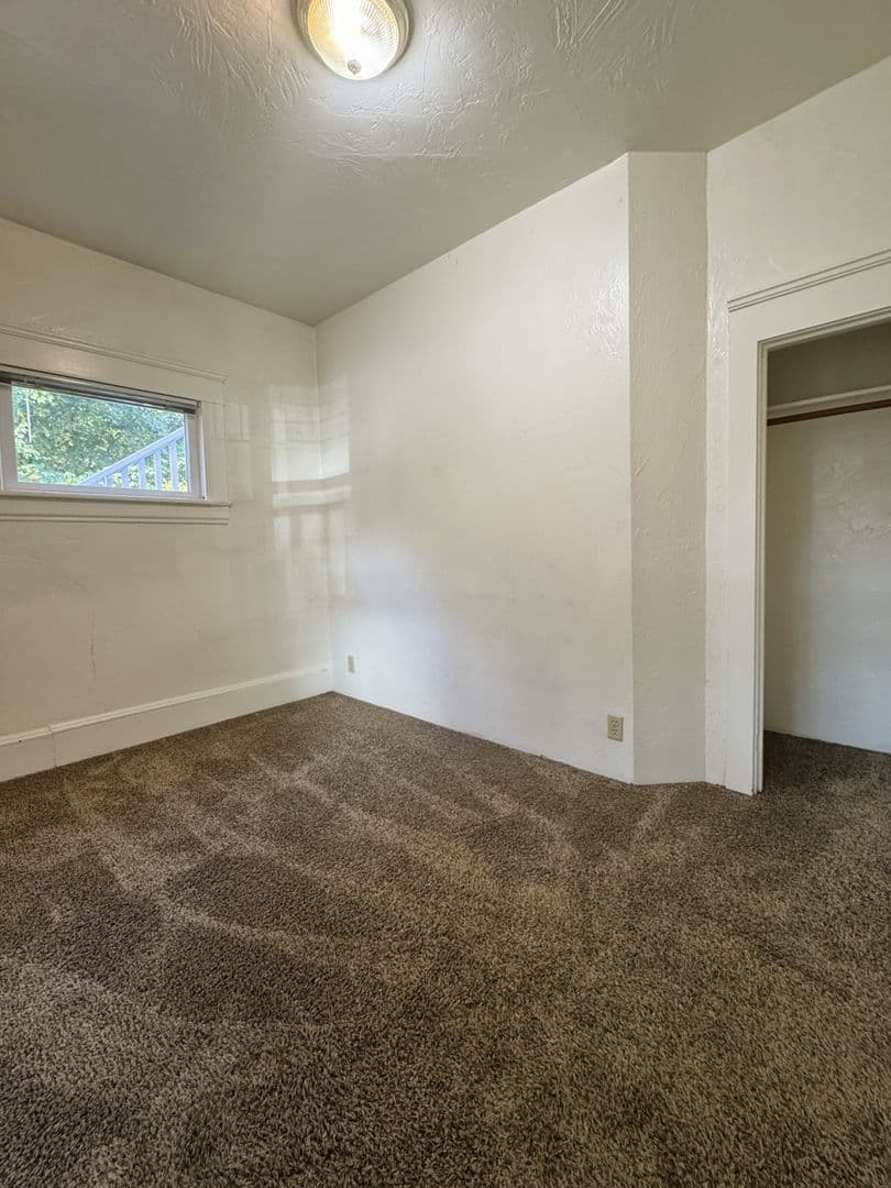 Eugene Apartment: 1091 W. 11th #01