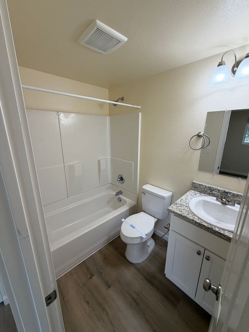 Albany Apartment: 2215 Elm St SW
