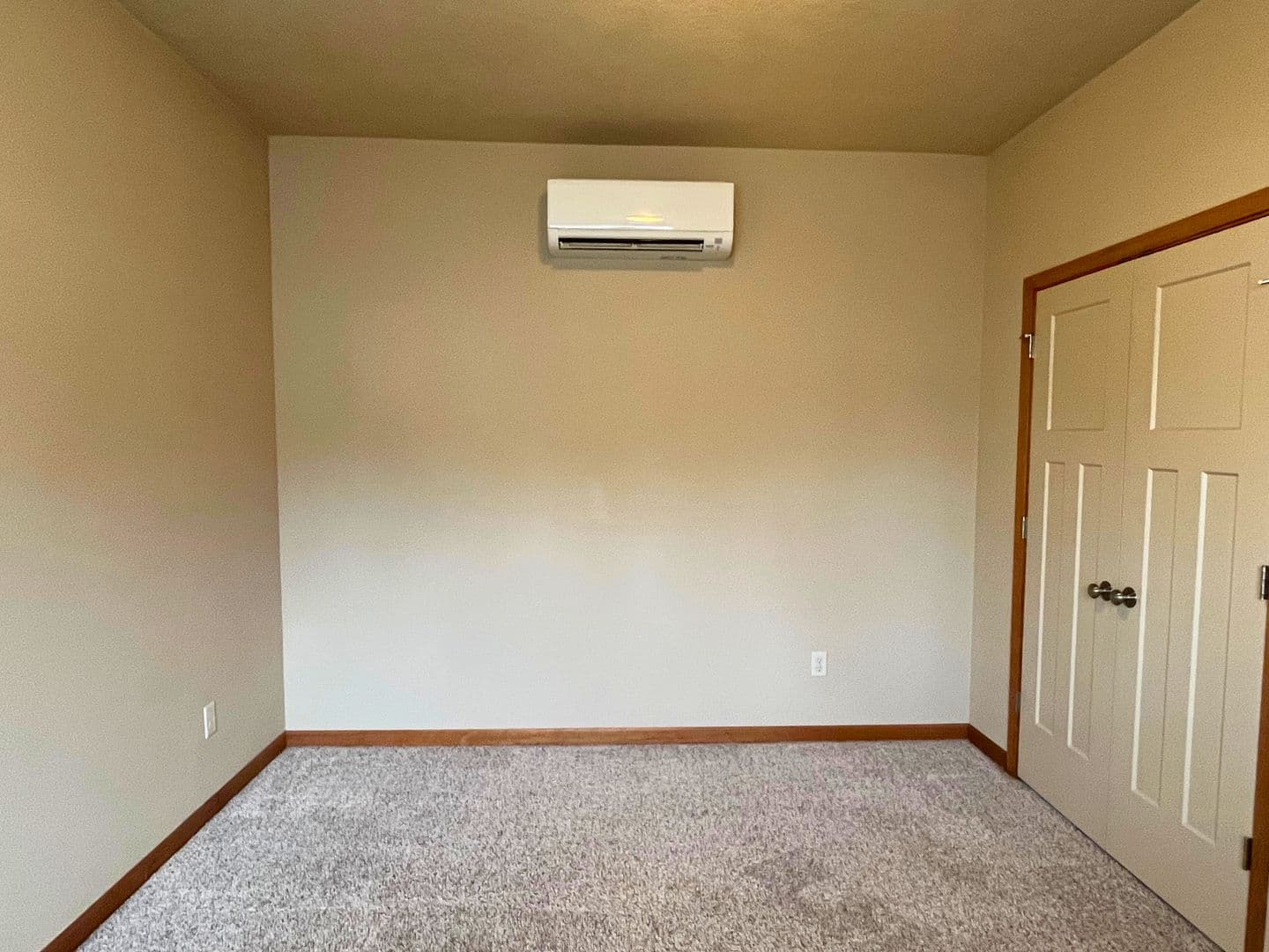 Eugene Apartment: 1972 Oak St