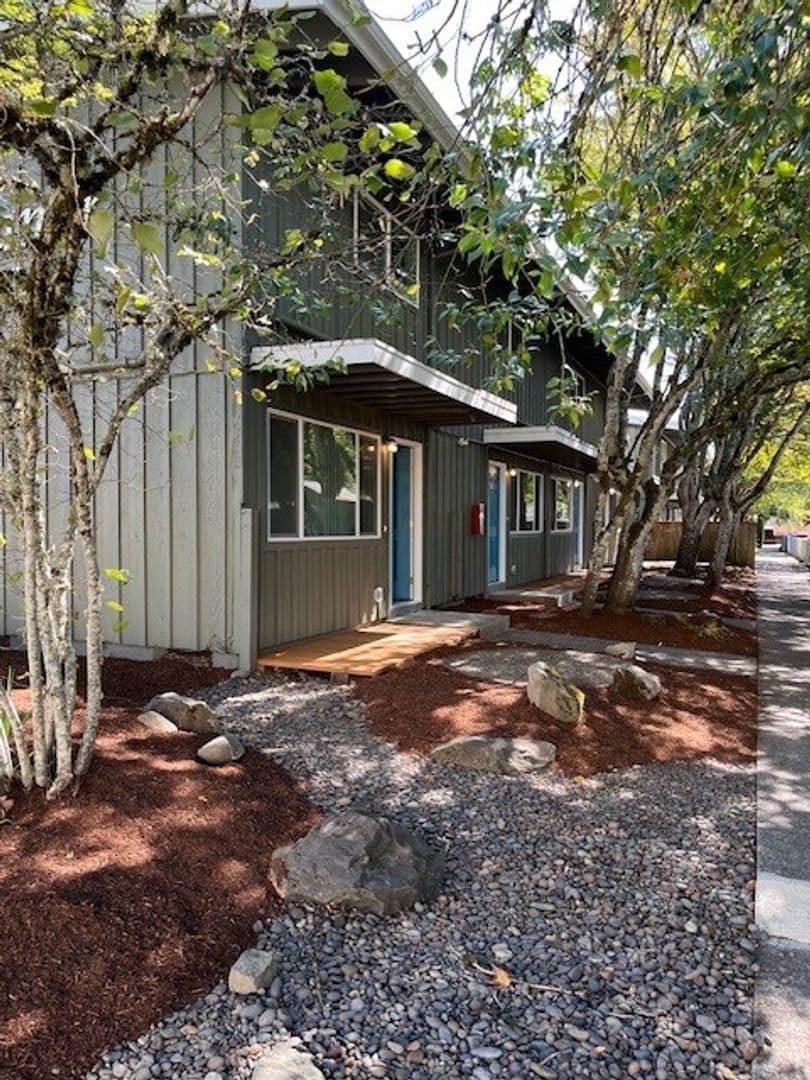 Philomath Apartment: 1716 Applegate Street, #3