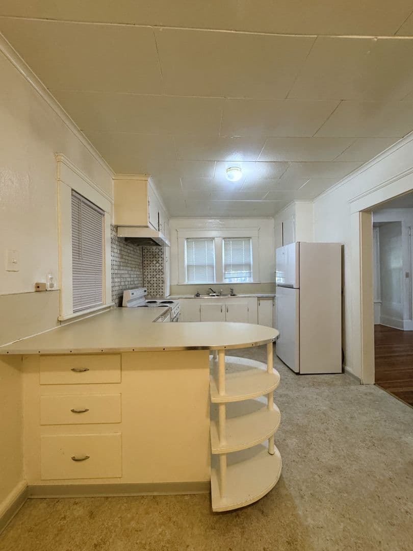 Eugene Apartment: 1091 W. 11th #01