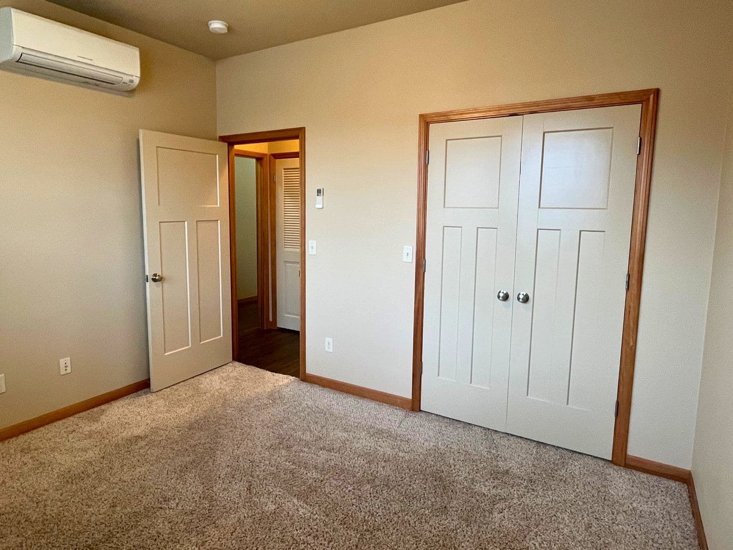 Eugene Apartment: 1972 Oak St
