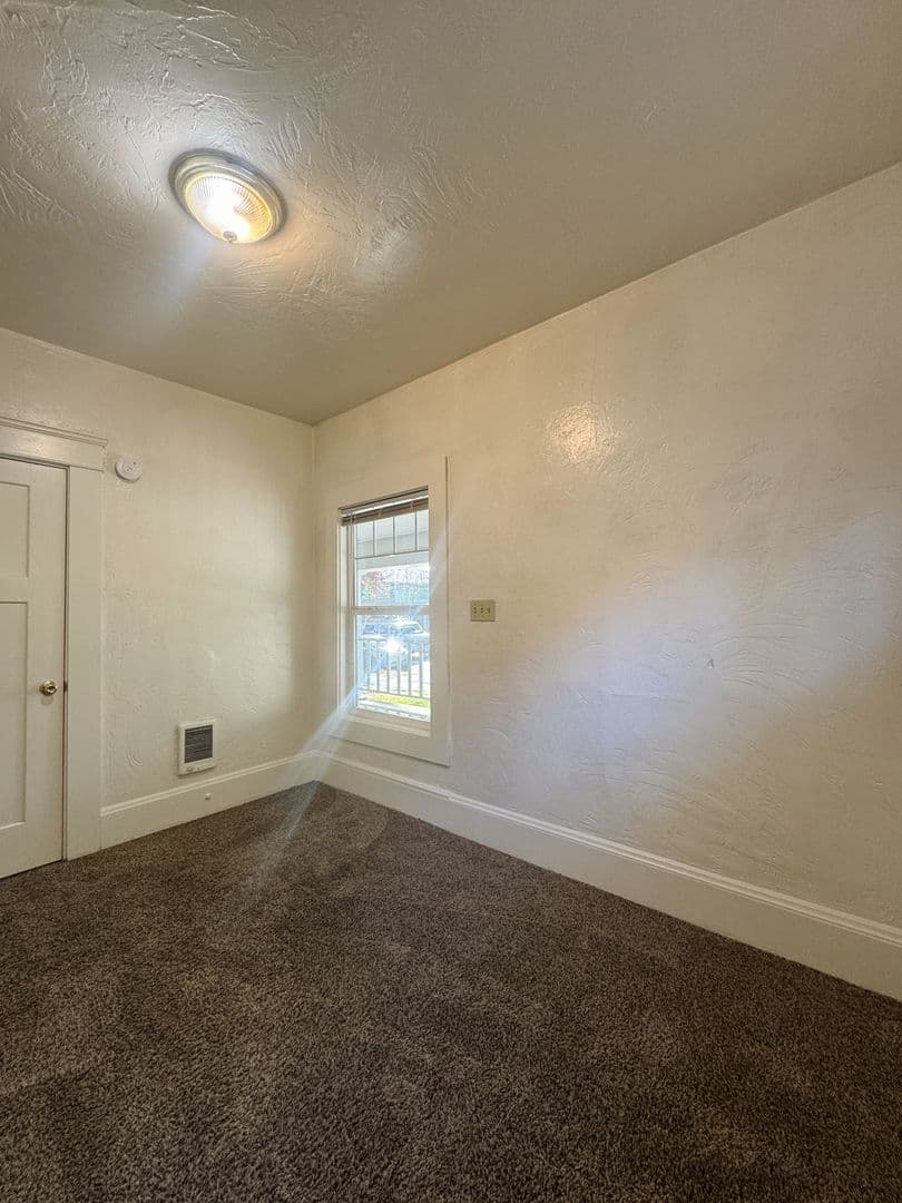 Eugene Apartment: 1091 W. 11th #01