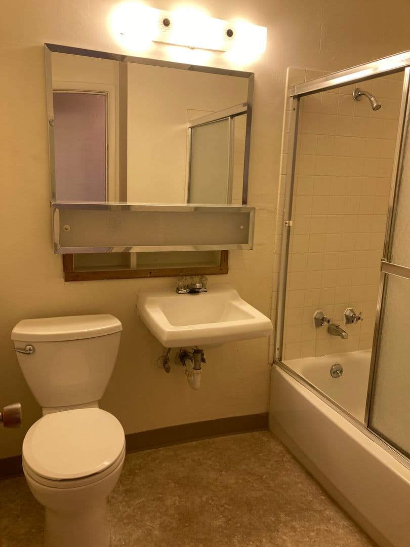 Eugene Apartment: 1661 Ferry St. #07