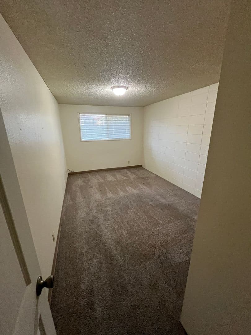 Eugene Apartment: 1668 Ferry St - 08