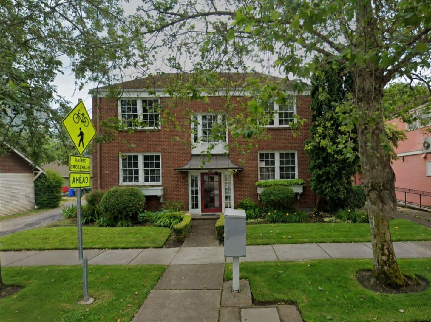 Eugene Apartment: 360 W 13th St
