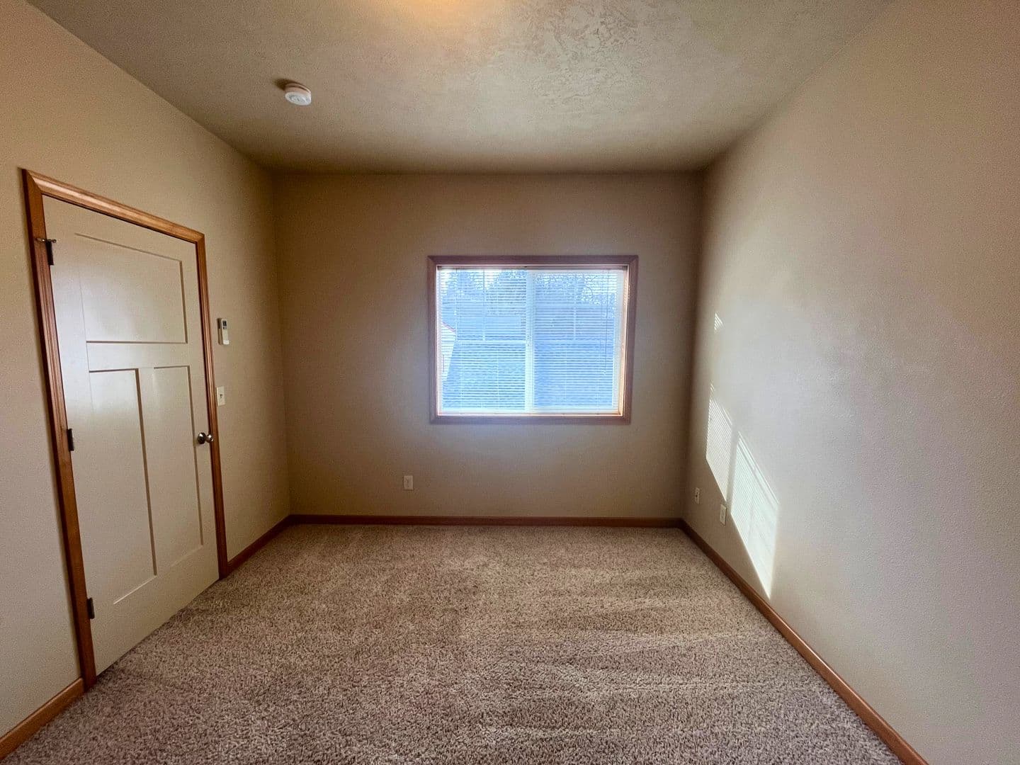 Eugene Apartment: 1972 Oak St