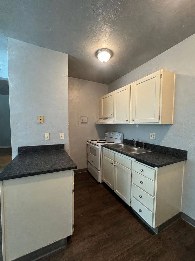 Eugene Apartment: 95 W 15th   #05
