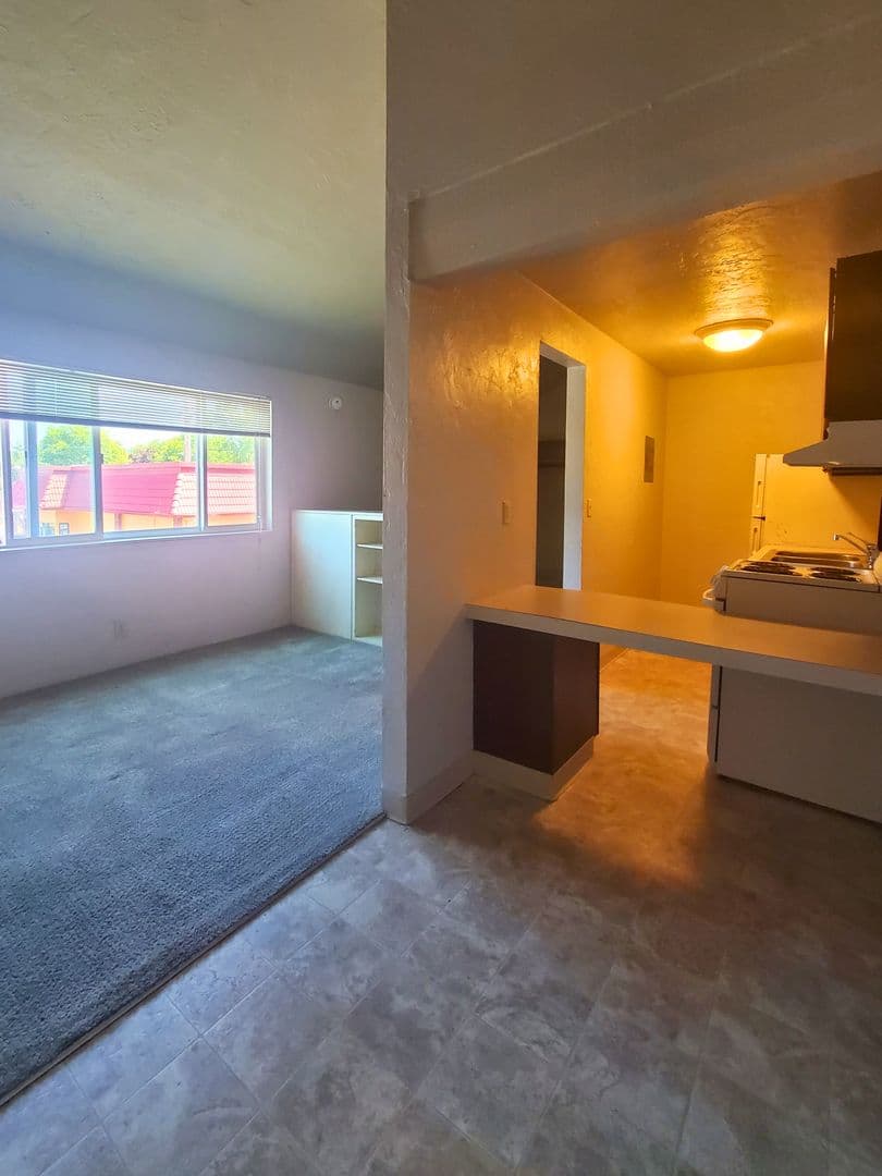 Eugene Apartment: 95 W 15th  # 35