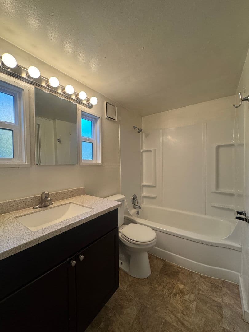 Eugene Apartment: 1091 W. 11th #01