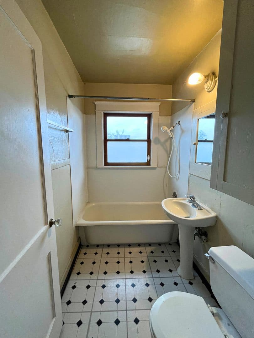 Eugene Apartment: 1263 Oak St - 301