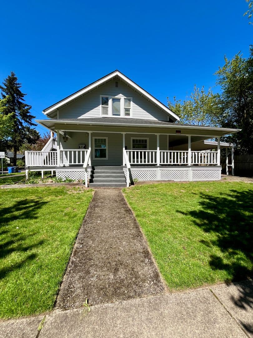 Eugene Apartment: 1091 W. 11th #01