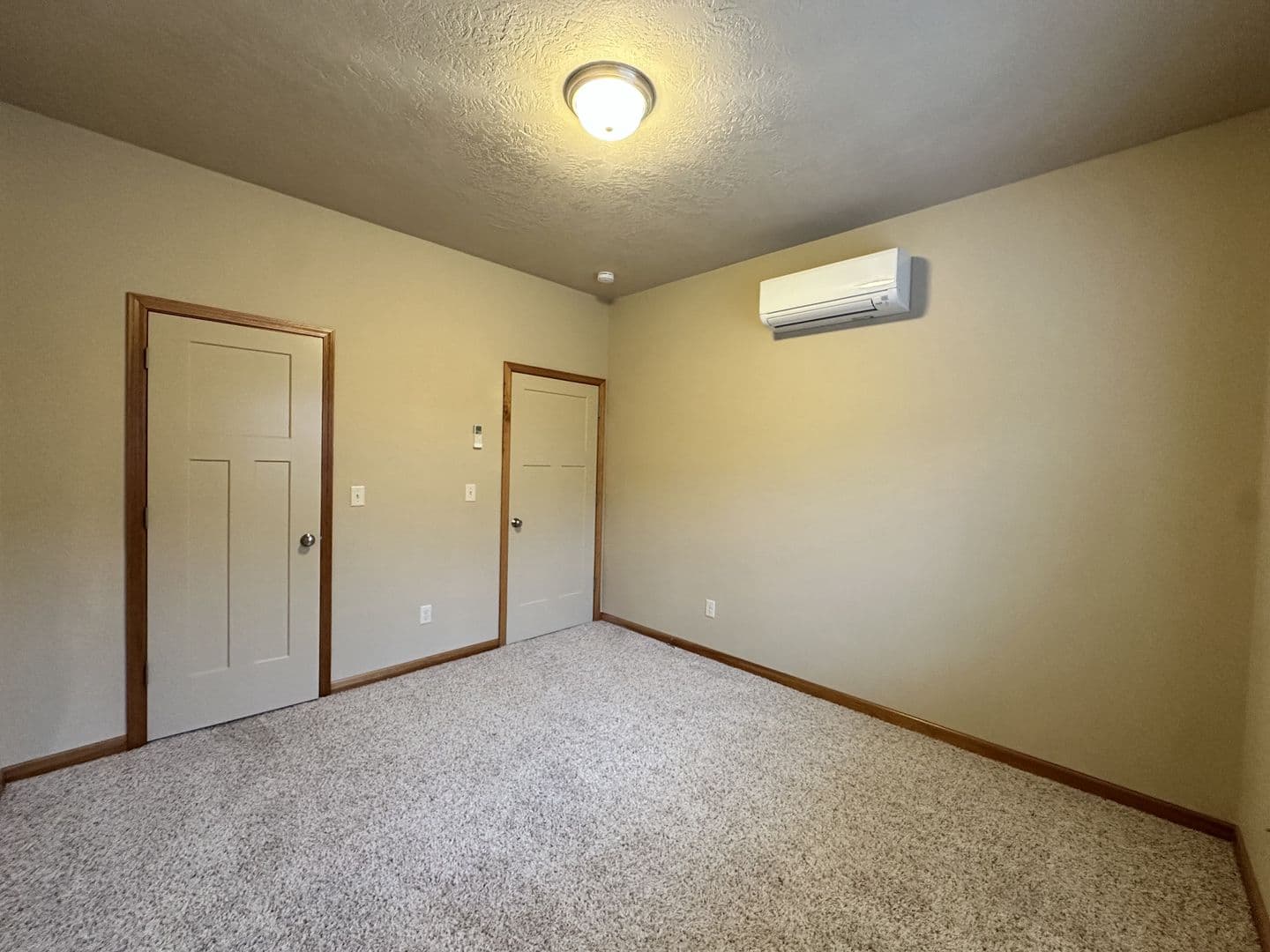 Eugene Apartment: 82 East 19th Alley