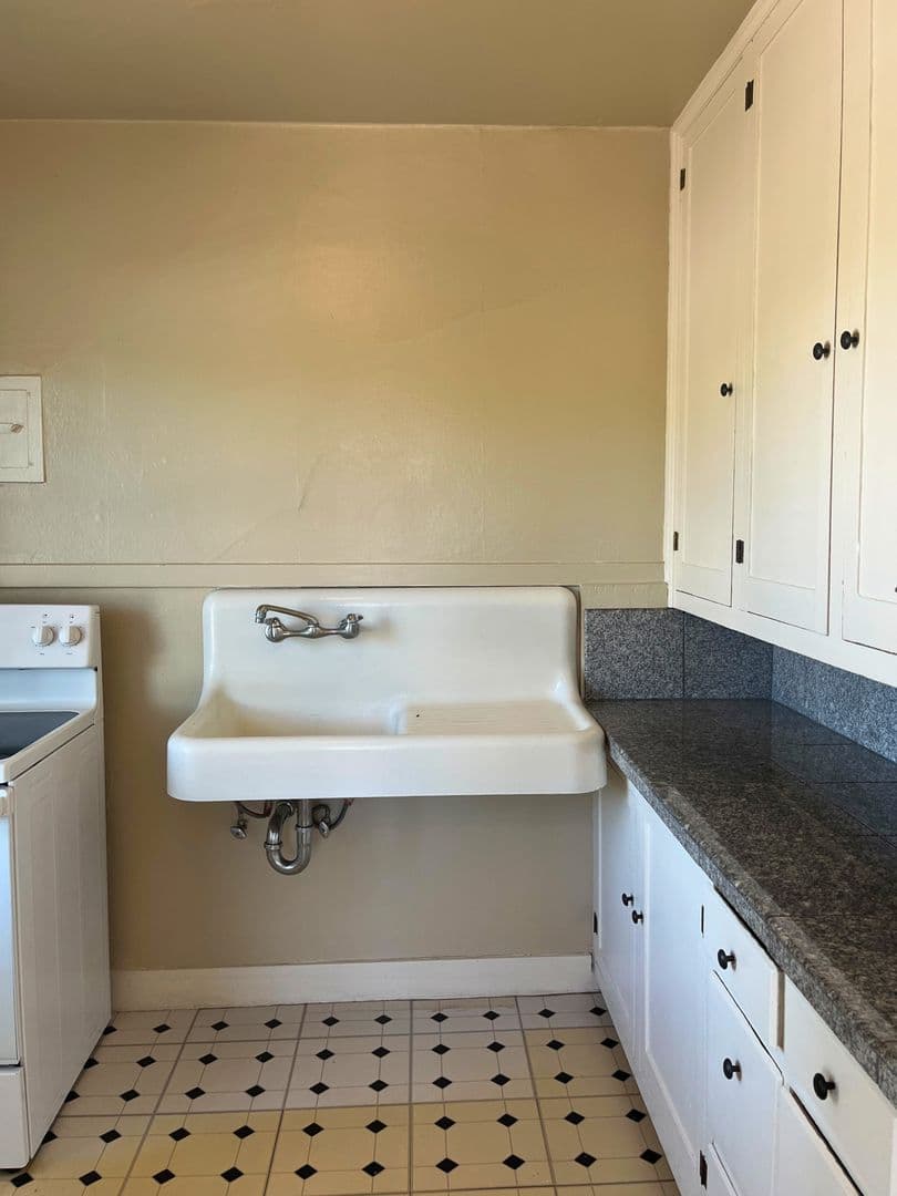 Eugene Apartment: 1263 Oak St - 305