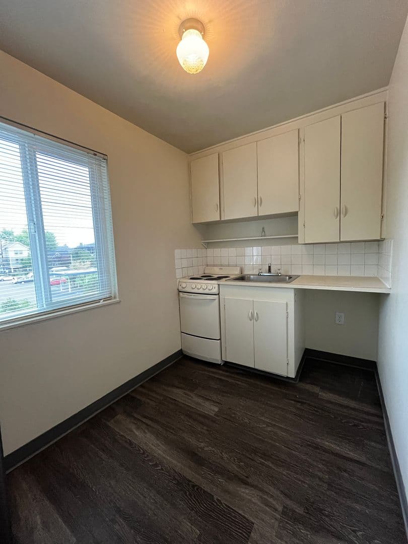Eugene Apartment: 765 E 18th  #8