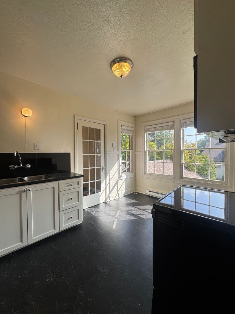 Eugene Apartment: 360 W 13th St