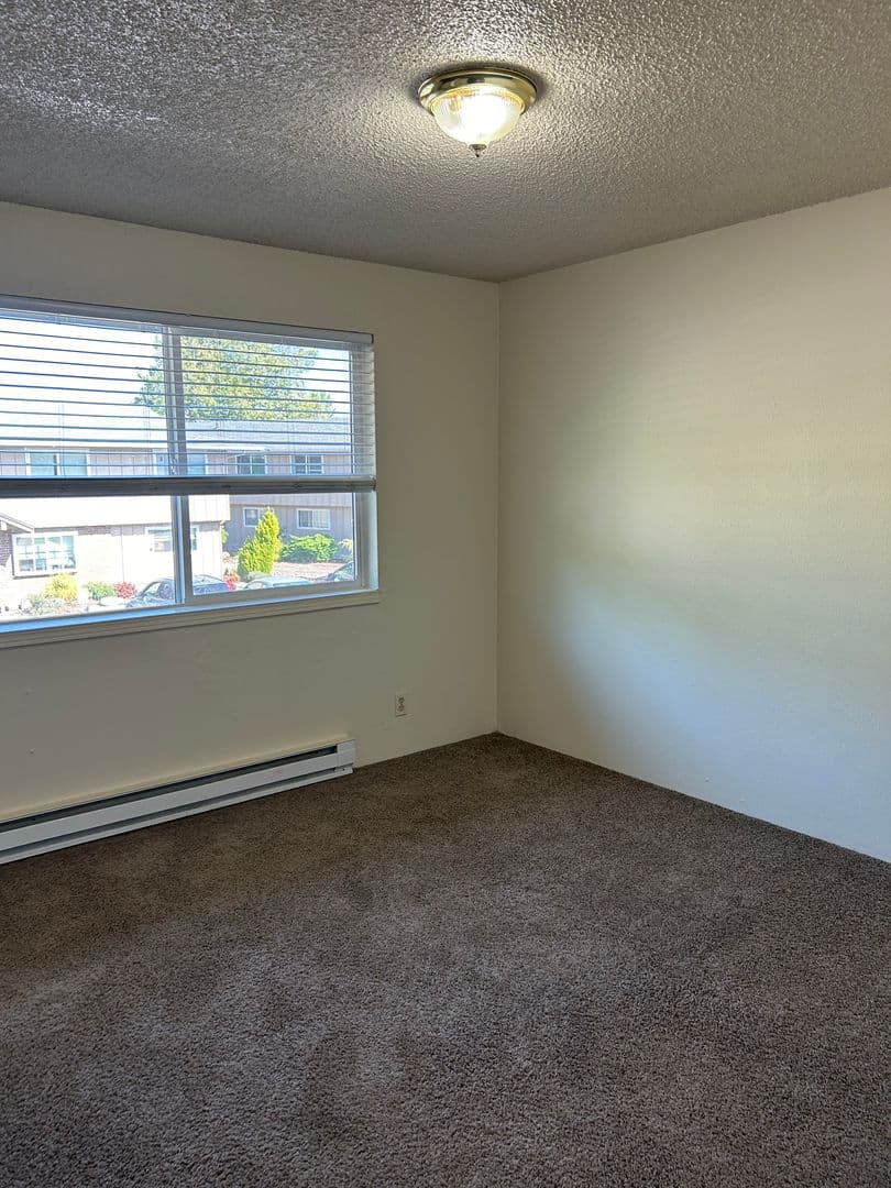 Albany Apartment: 638 32nd Ave SE #8