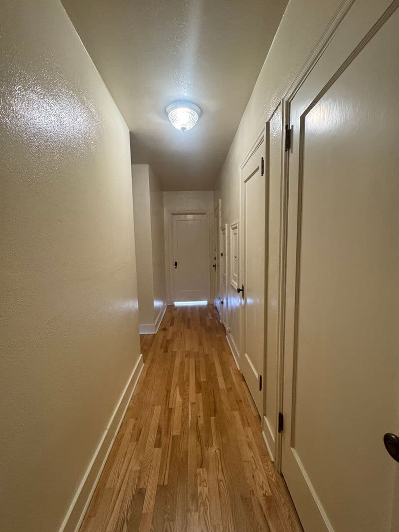Eugene Apartment: 360 W 13th St