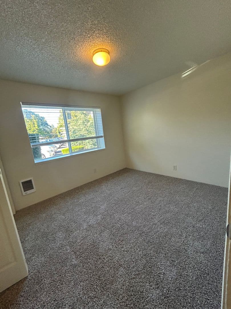 Albany Apartment: 742 32nd Ave SE #6