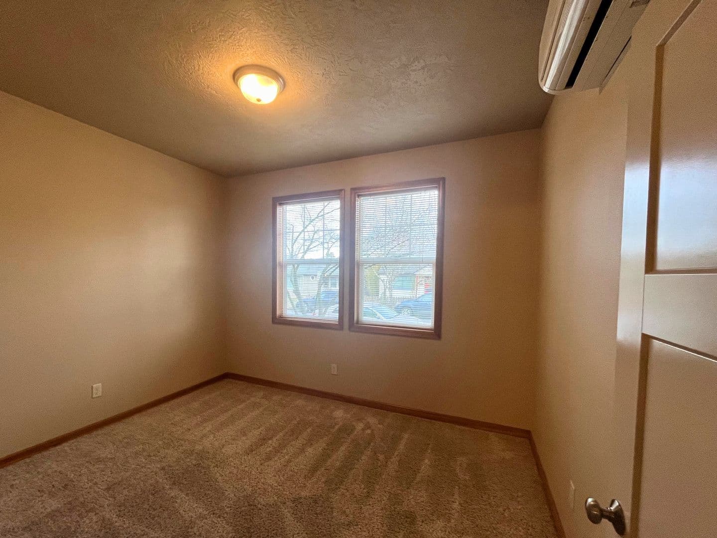Eugene Apartment: 1972 Oak St