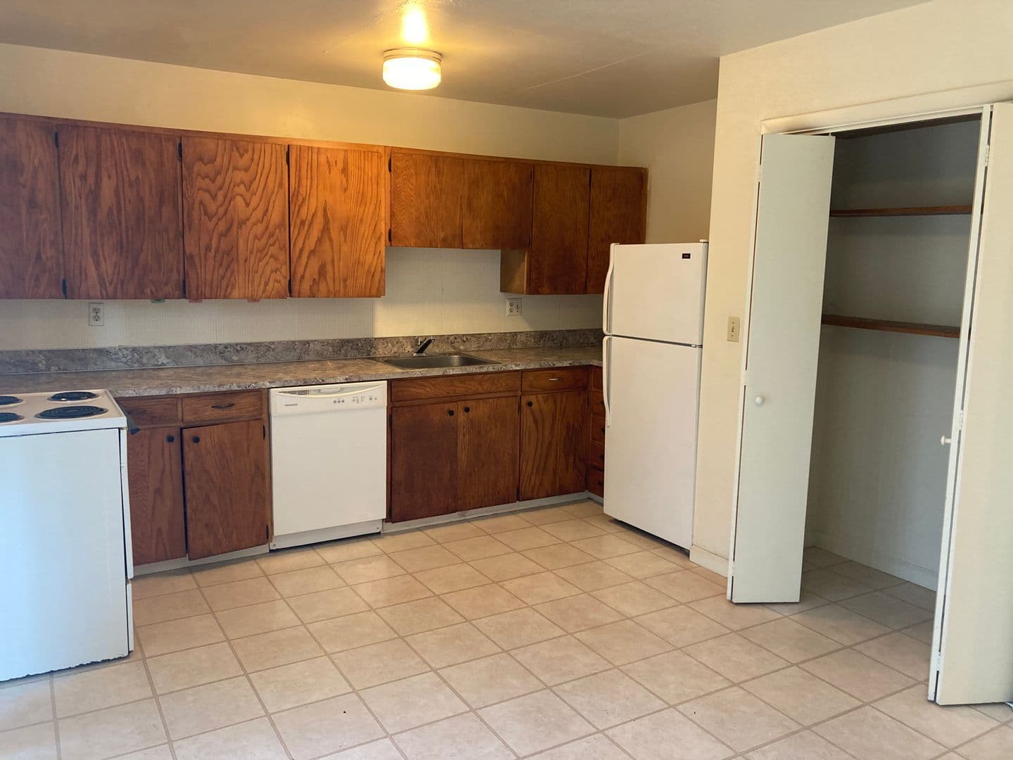 Eugene Apartment: 1661 Ferry St. #07