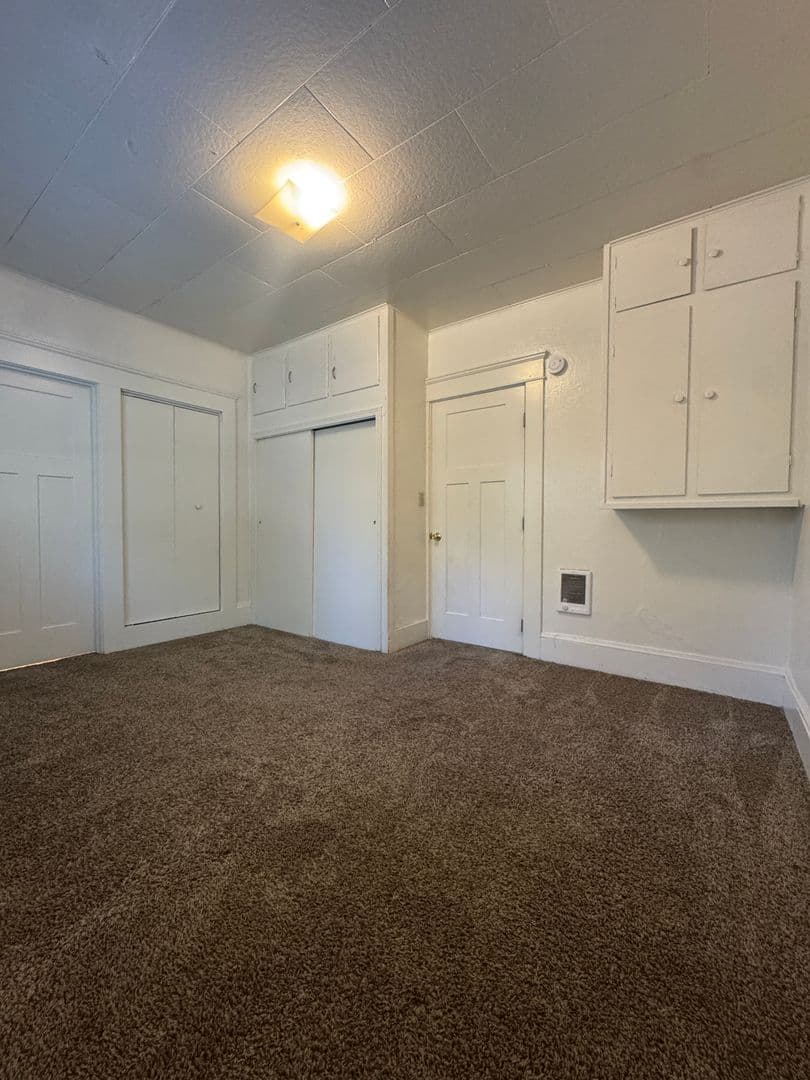 Eugene Apartment: 1091 W. 11th #01