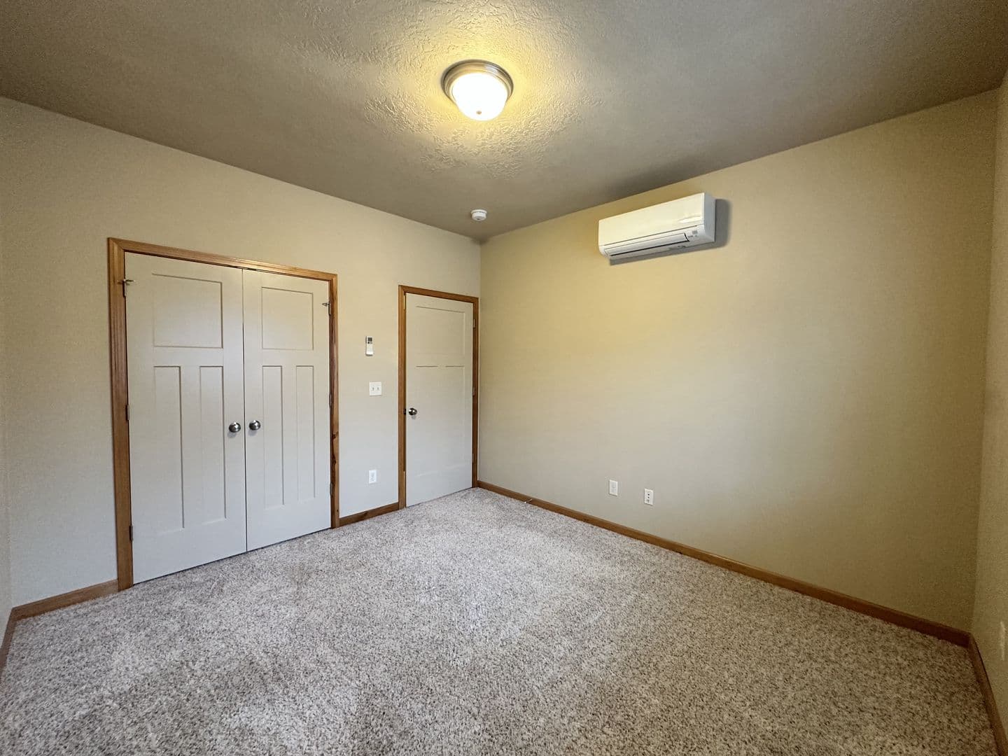 Eugene Apartment: 82 East 19th Alley