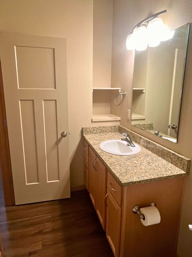 Eugene Apartment: 1972 Oak St