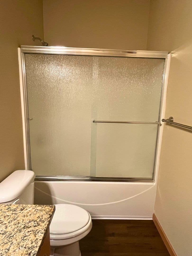 Eugene Apartment: 1972 Oak St