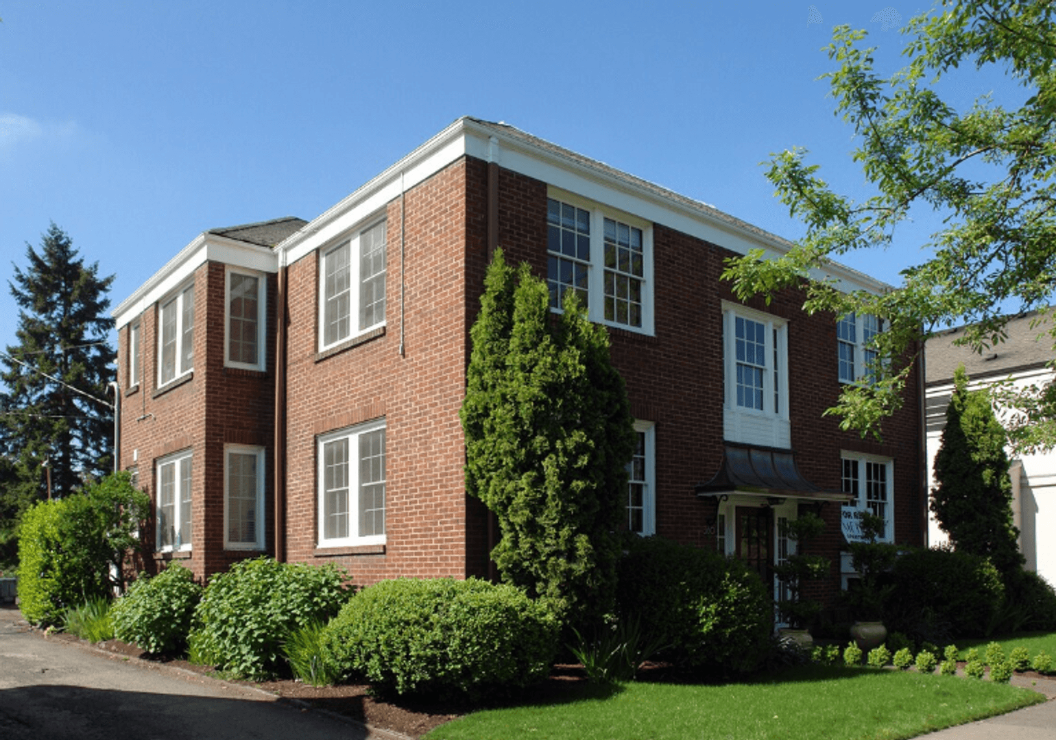 Eugene Apartment: 360 W 13th St