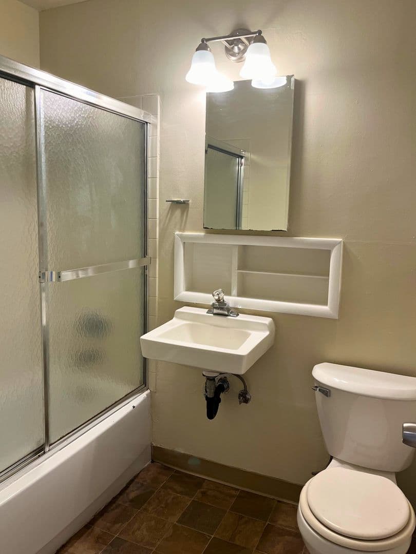 Eugene Apartment: 1671 Ferry St. #10