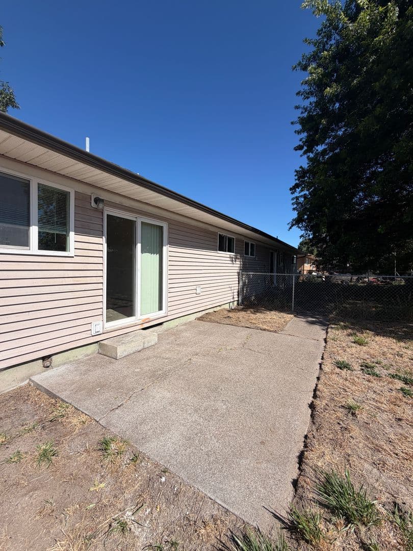 Albany Apartment: 1373 27th Ave SE