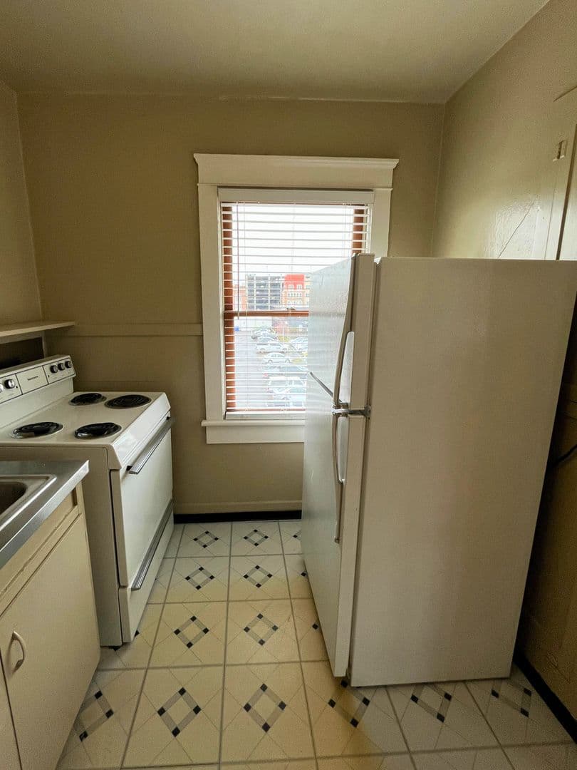 Eugene Apartment: 1263 Oak St - 301