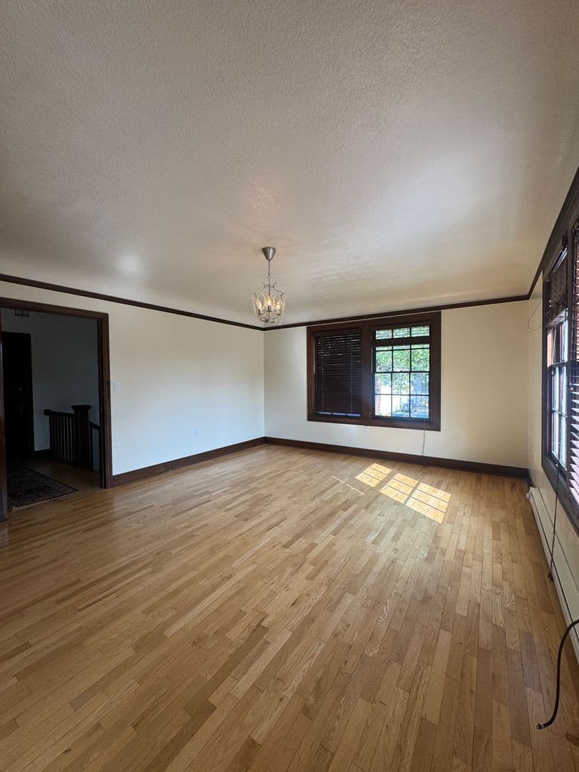 Eugene Apartment: 360 W 13th St