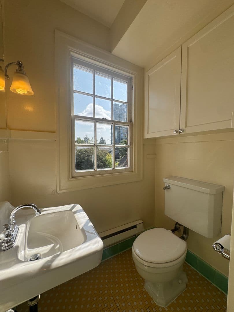 Eugene Apartment: 360 W 13th St