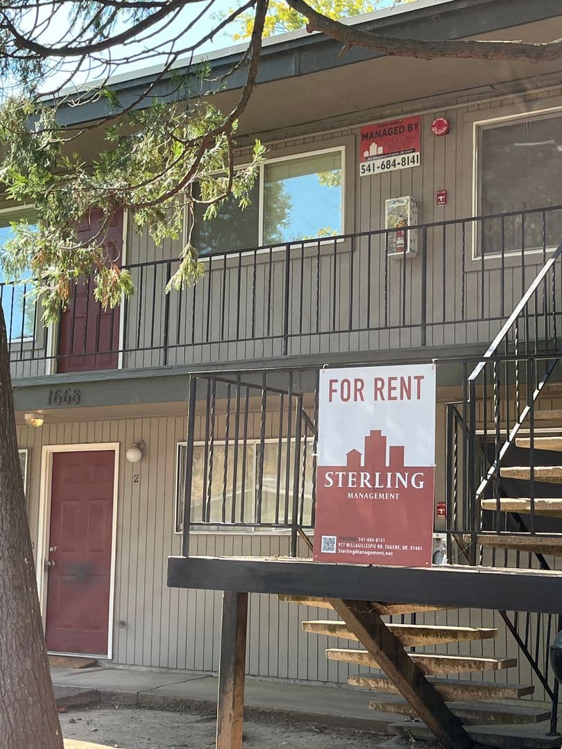 Eugene Apartment: 1668 Ferry St - 08