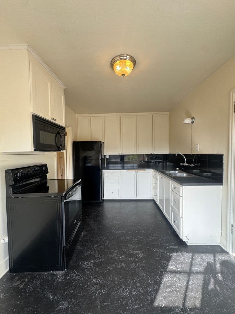 Eugene Apartment: 360 W 13th St
