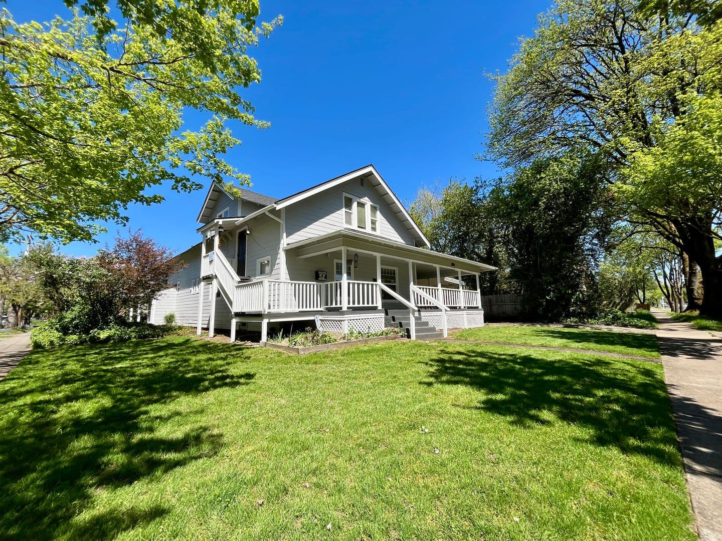 Eugene Apartment: 1091 W. 11th #01