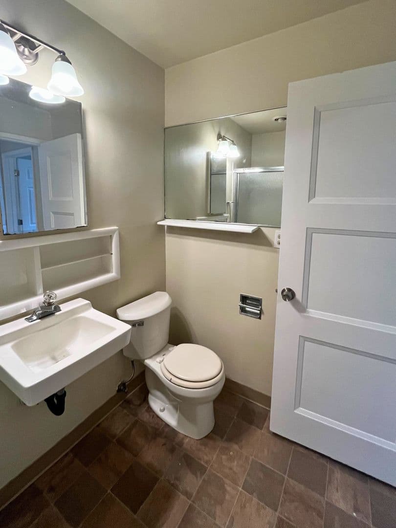 Eugene Apartment: 1671 Ferry St. #10