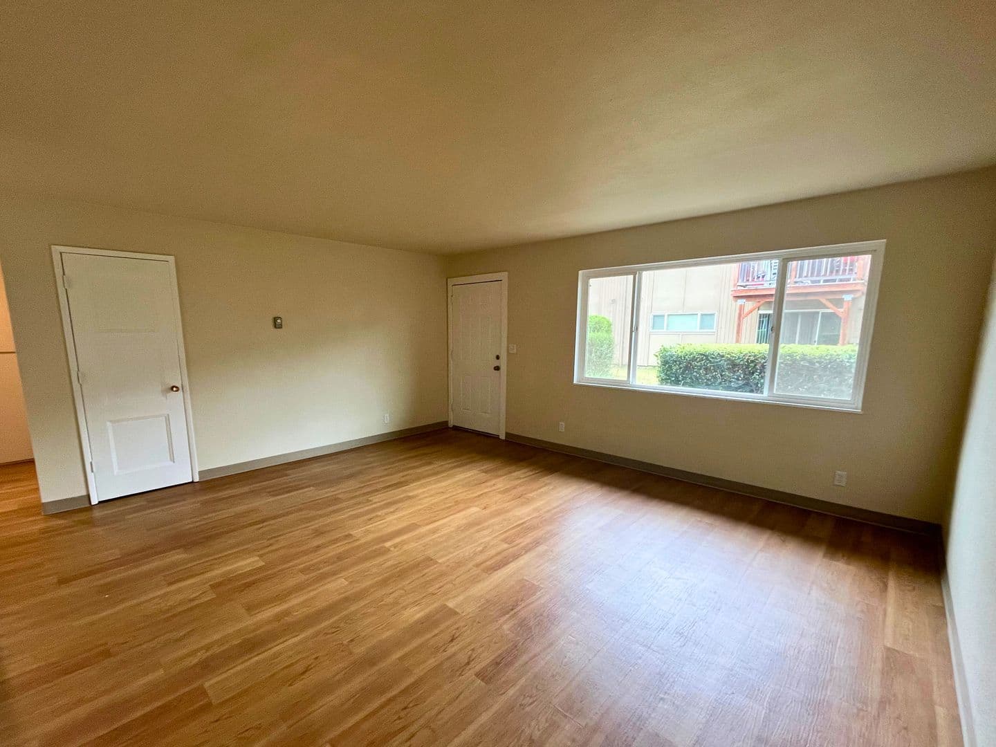Eugene Apartment: 1671 Ferry St. #10
