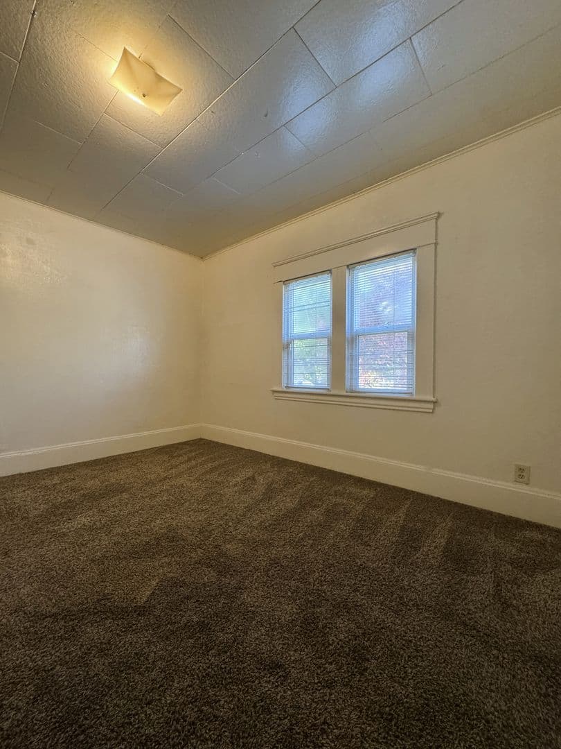Eugene Apartment: 1091 W. 11th #01