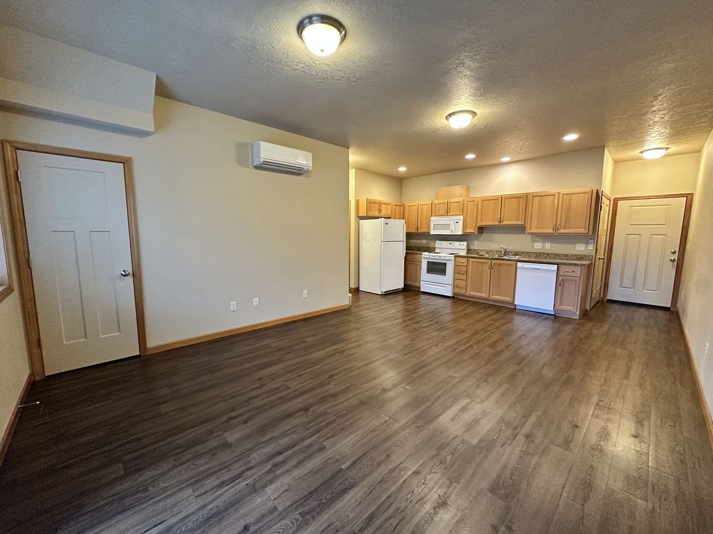 Eugene Apartment: 82 East 19th Alley