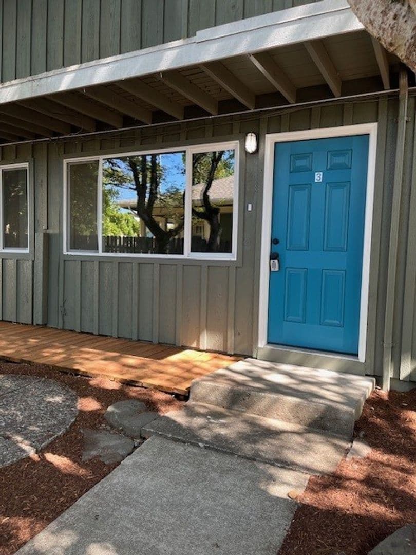 Philomath Apartment: 1716 Applegate Street, #3